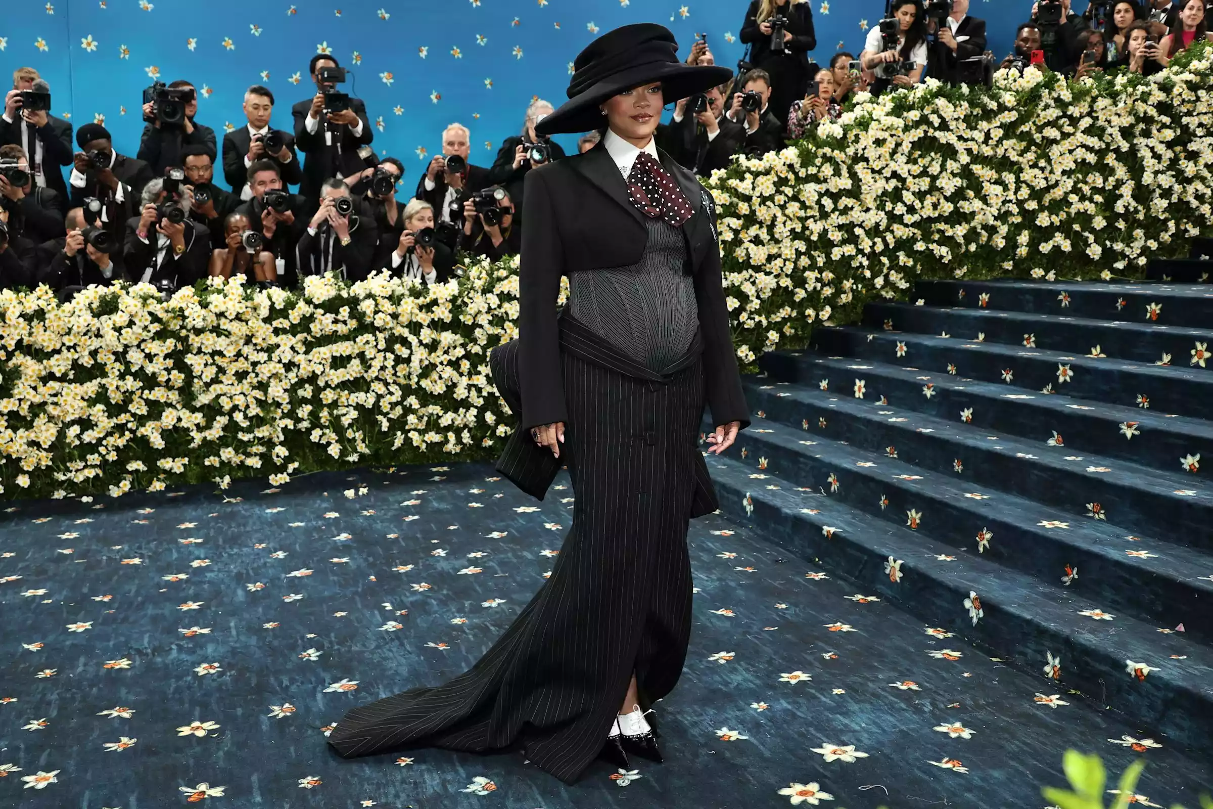 Rihanna shows off baby bump